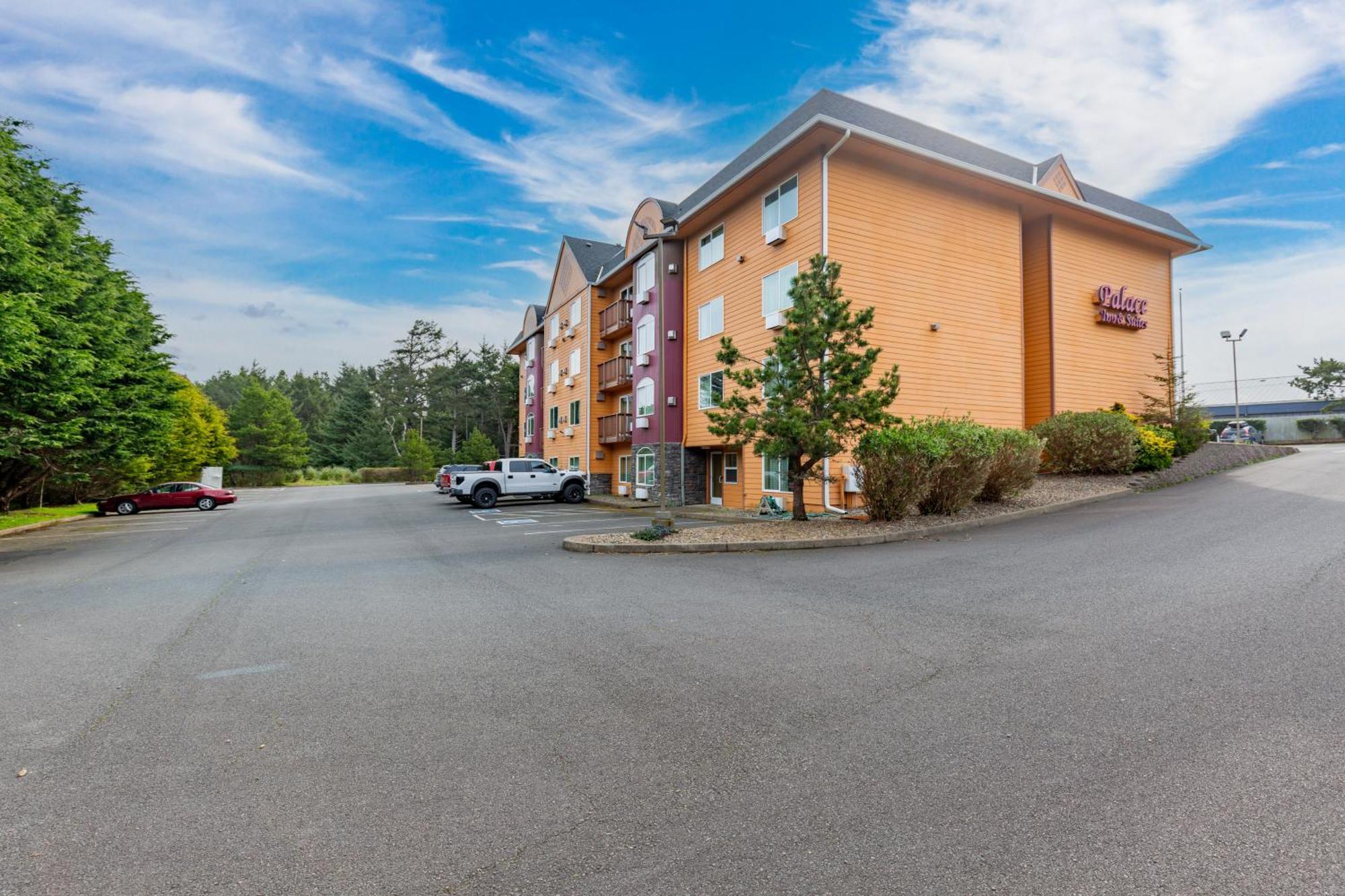 Palace Inn & Suites Lincoln City Exterior photo
